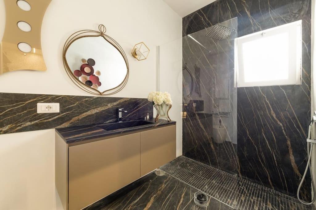 Charming Luxury Apartment: Center